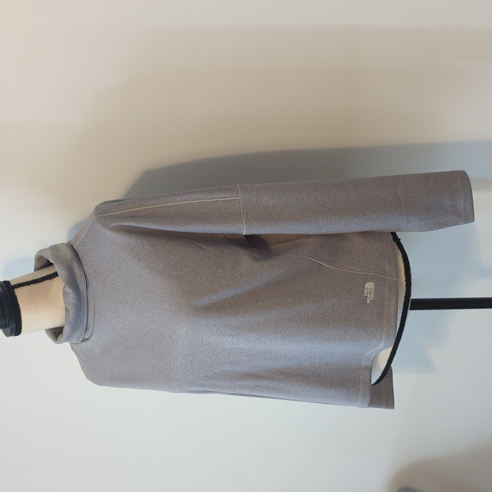 North Face Pull Over Size Small